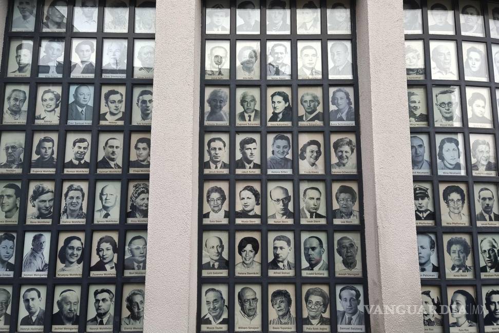 $!Mosaico de fotografías de trabajadores que estuvieron en la fábrica de Oskar Schindler, en Cracovia, Polonia en una calle del gueto judío.