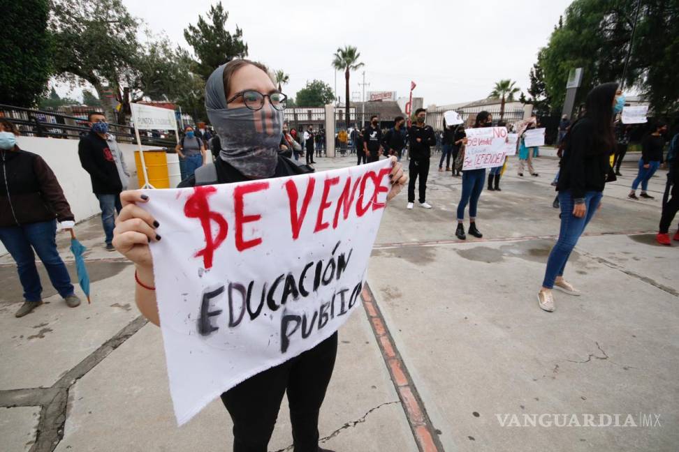 $!Se enfrentan en Saltillo alumnos y autoridades de la UAdeC, por inconformidad de cuotas de inscripción