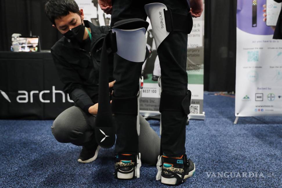 $!Una persona prueba el traje de exoesqueleto Archelis que permite al usuario ‘sentarse’ mientras está de pie. EFE/EPA/Caroline Brehman