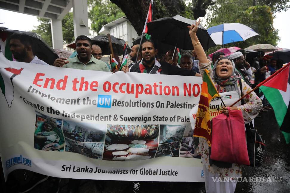 $!Protesta en apoyo del pueblo palestino, este miércoles, en Colombo, Sri Lanka, después del ataque al hospital en la Franja de Gaza.
