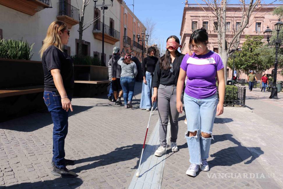 $!Los alumnos participaron en el taller experimentaron diversas condiciones de discapacidad.