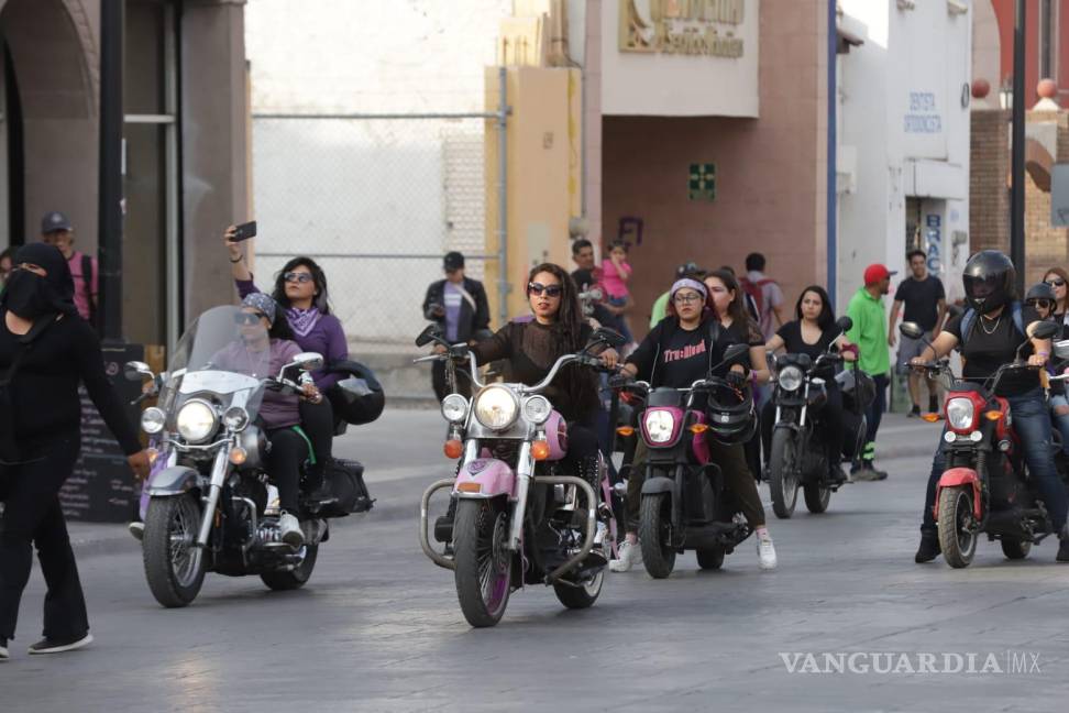 $!Mujeres en motocicletas tomaron la protesta sobre ruedas.