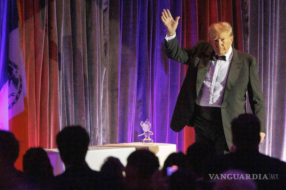 $!El expresidente de los Estados Unidos, Donald J. Trump, sale después de hablar durante la 111ª Gala de Jóvenes Republicanos de Nueva York en Nueva York.