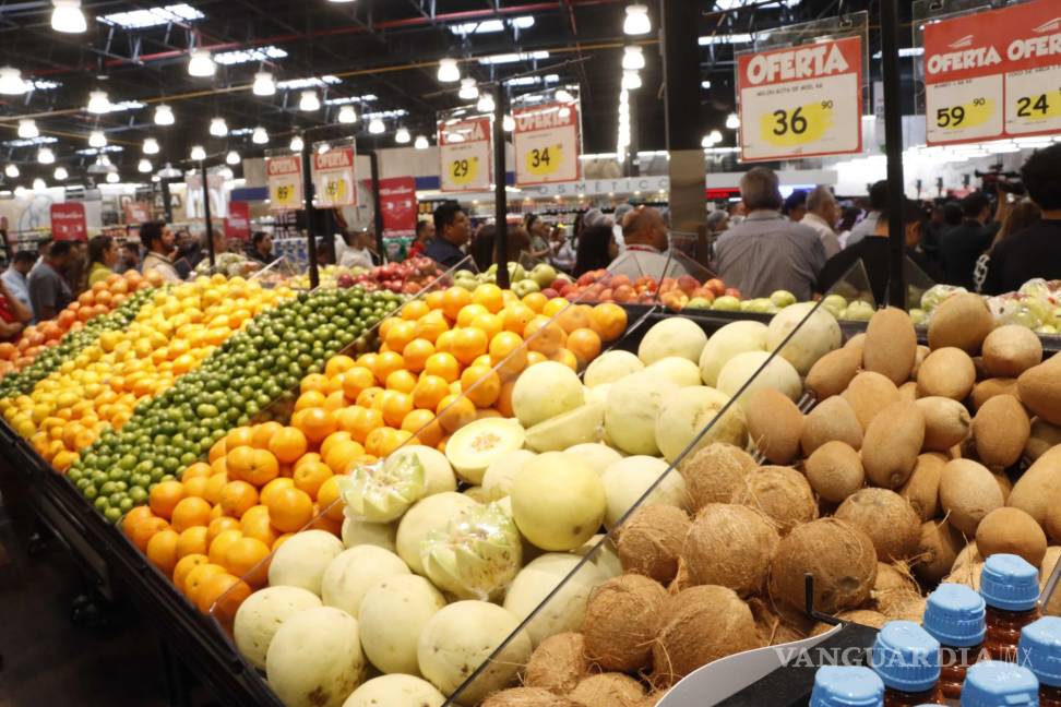 $!Como parte de las nuevas características de las tiendas Alsuper, en la entrada se recibe a los clientes con frutas y verduras frescas.