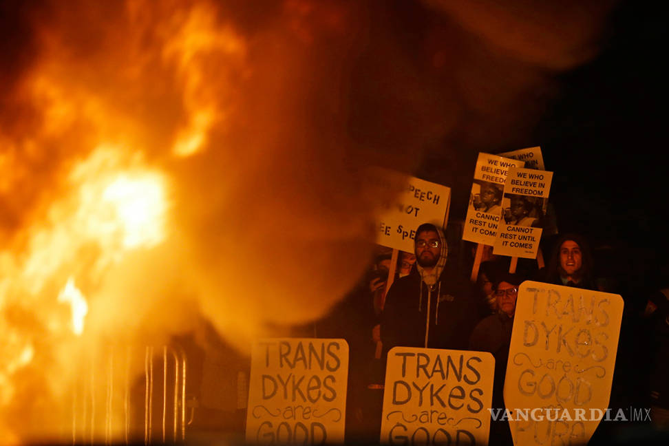 $!Violentas protestas contra el ultraderechista Milo Yiannopoulos en la Universidad de Berkeley
