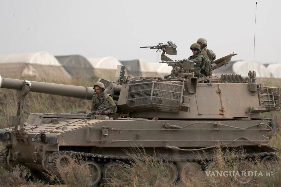 $!Soldados israelíes en vehículos militares maniobran en una zona a lo largo de la frontera con Gaza, en el sur de Israel.