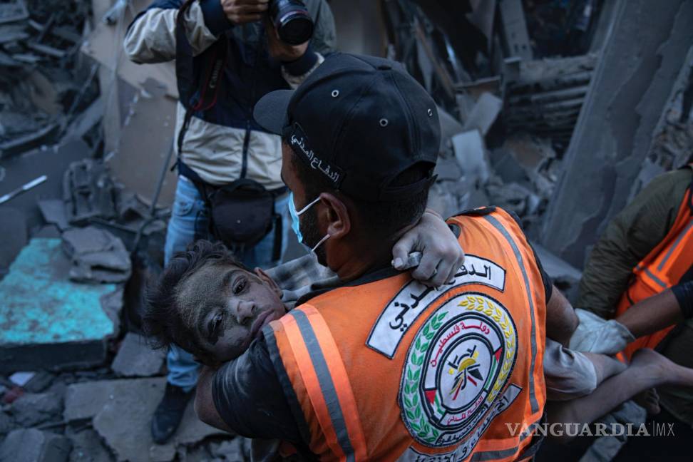 $!Palestinos evacúan a heridos de un edificio destruido en un bombardeo israelí en Khan Younis, en la Franja de Gaza, el jueves 19 de octubre de 2023.
