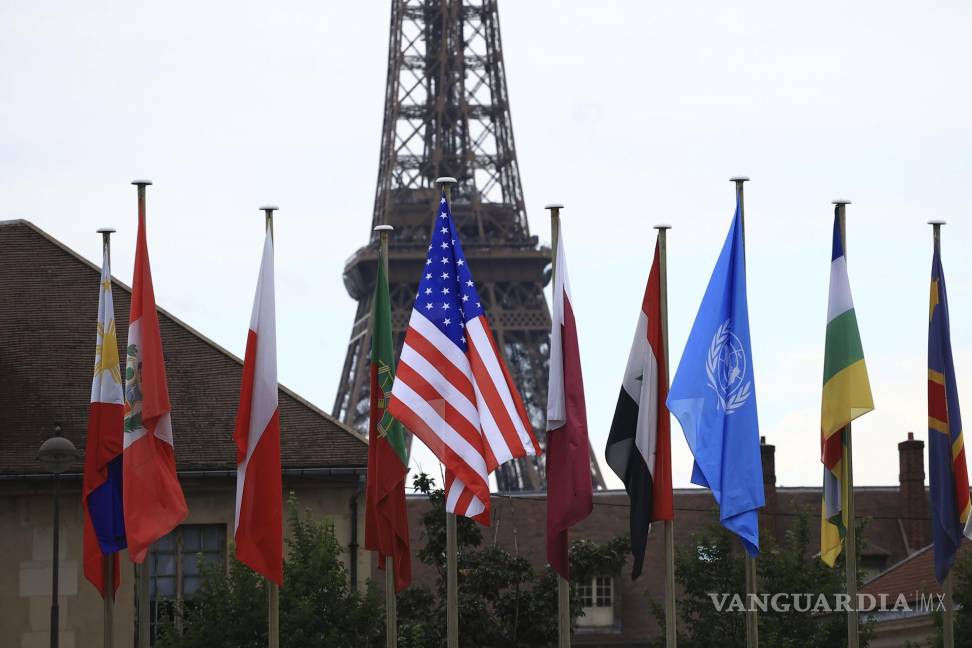 $!La bandera de Estados Unidos, en el centro, ondea durante una ceremonia en la sede de la UNESCO en París, Francia.
