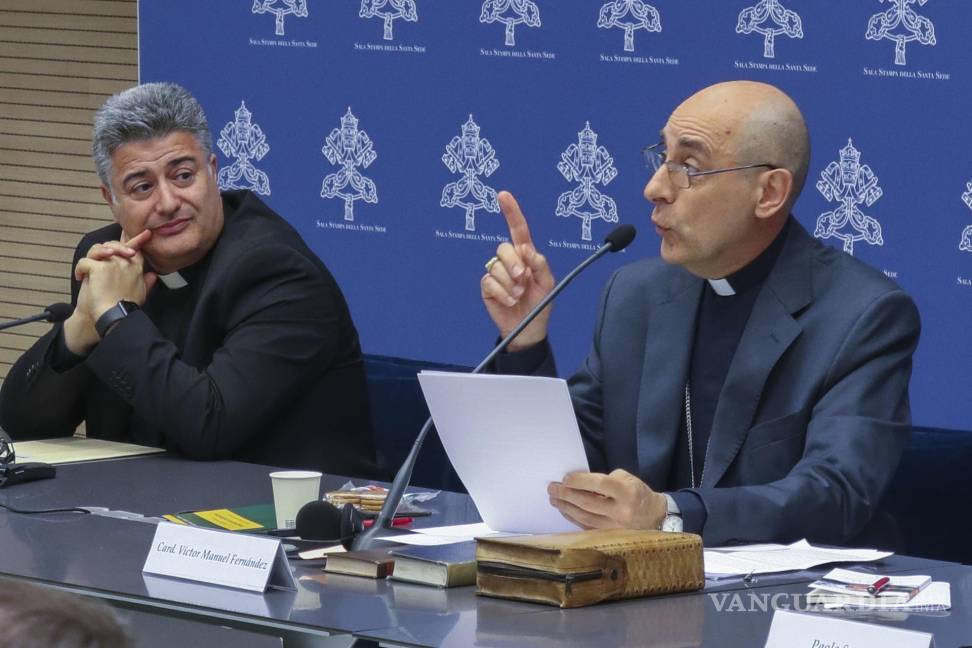 $!El cardenal argentino Víctor Manuel Fernández (d), y el subsecretario adjunto de Doctrina de la Fe, el sacerdote Armando Matteo (i), en Ciudad del Vaticano.