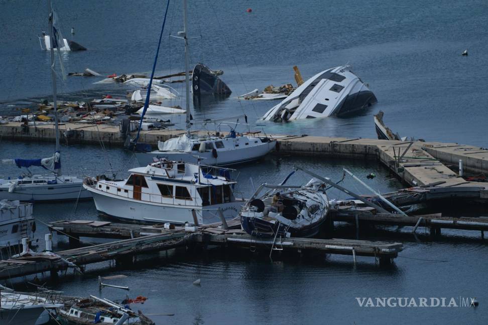 $!Yates encallados y dañados tras la devastación que dejó el paso del huracán Otis, en Acapulco, México, el viernes 10 de noviembre de 2023.