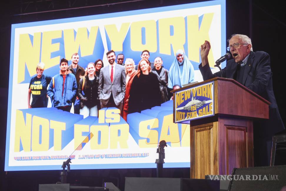 $!El senador Bernie Sanders da un discurso durante el mitin «Nueva York no está en venta» en el estadio Forest Hills, en el distrito de Queens, Nueva York.