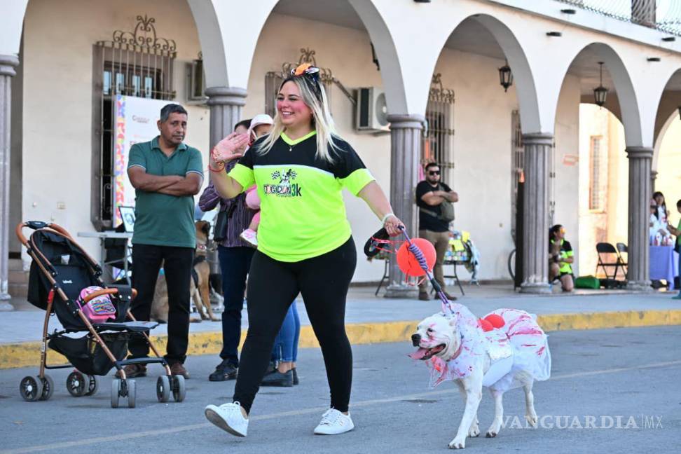 $!Los corredores y mascotas completaron el recorrido en un ambiente de diversión y solidaridad.