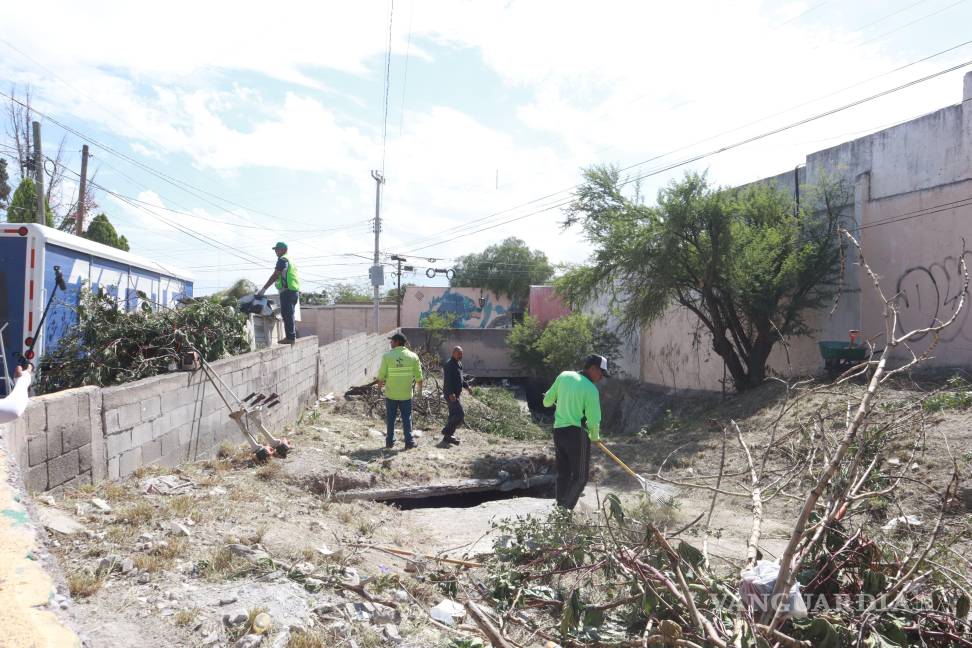$!Ramas y todo tipo de basura fueron retirados del arroyo La Tórtola en el barrio del Águila de Oro.