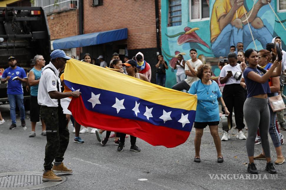 $!Personas golpean cacerolas en una manifestación luego de los resultados de las elecciones presidenciales este lunes, en Caracas, Venezuela.