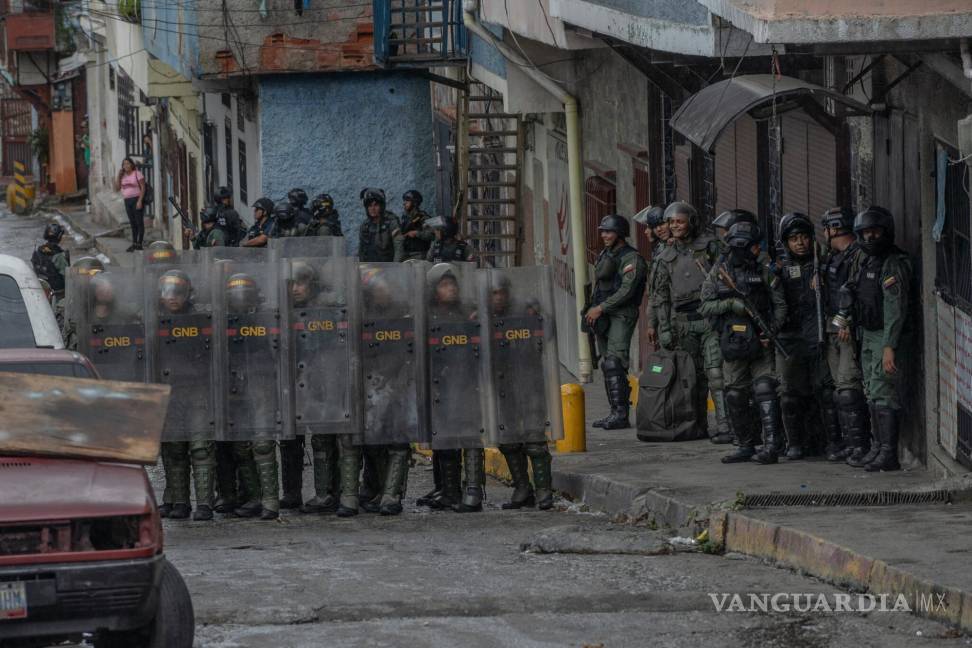 $!Soldados de la Guardia Nacional dispersaban una protesta el lunes, el día después de las elecciones, en Caracas, Venezuela.