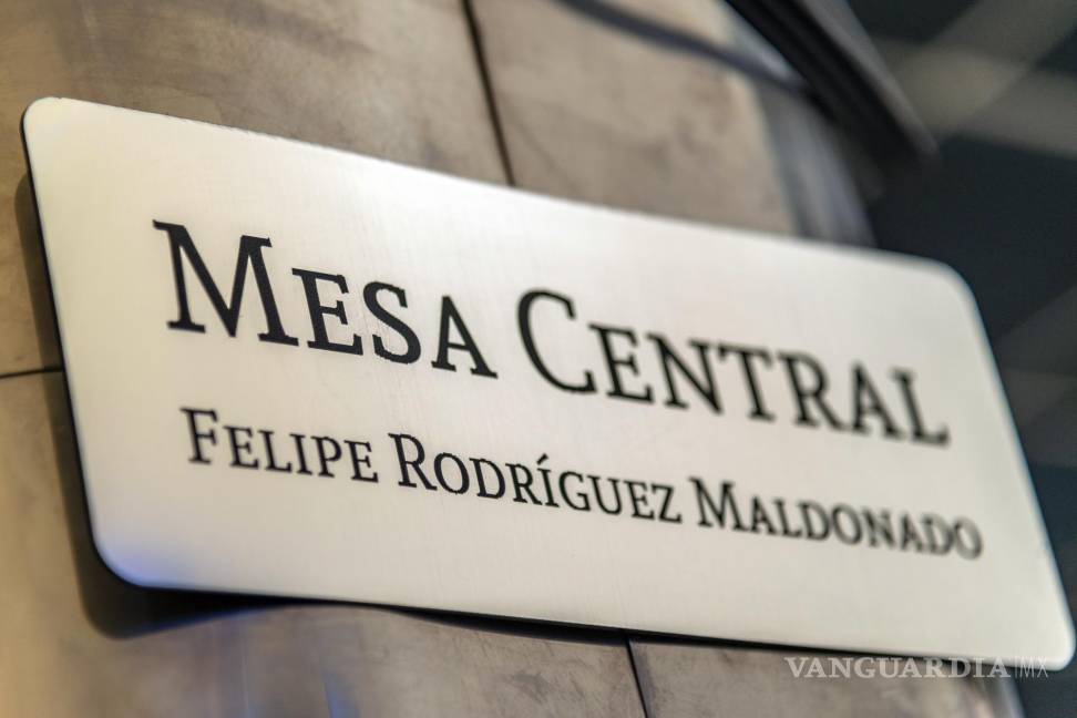 $!La placa que se develó en el corazón de la redacción lleva el nombre de Felipe Rodríguez Maldonado. Así, la figura del buen editor y el legado de Felipe estará siempre en los colaboradores de Vanguardia.