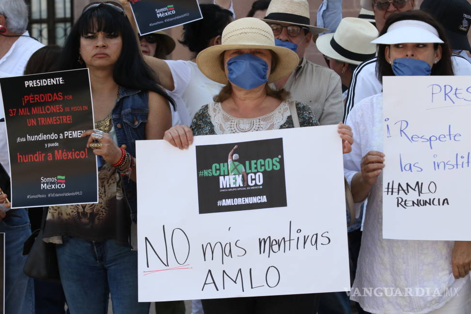 $!Se manifiestan contra AMLO en Saltillo... 40 personas responden a la convocatoria de los 'Chalecos México'