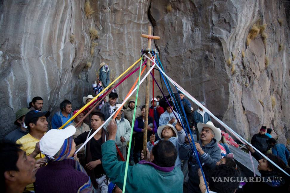 $!Los pobladores de las zonas cercanas celebran una ceremonia en una formación rocosa en la ladera del volcán Popocatépetl en México, el 12 de marzo de 2014.