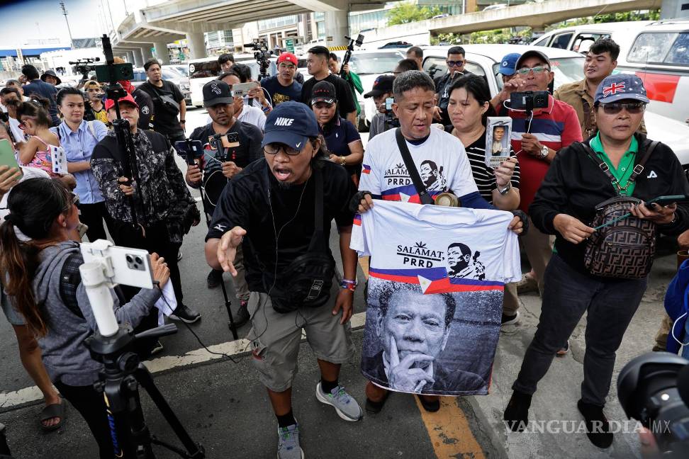 $!Partidarios del expresidente filipino Rodrigo Duterte se manifiestan frente al campamento de la Fuerza Aérea de la base aérea de Villamor.