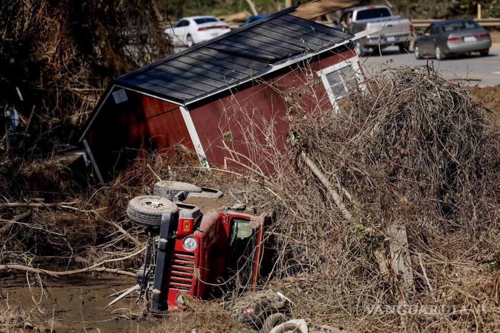 $!Un vehículo y un edificio dañados tras las catastróficas inundaciones causadas por la tormenta tropical Helene en Swannanoa, Carolina del Norte.