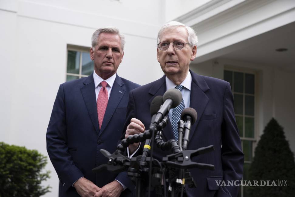 $!El presidente de la Cámara de Representantes, Kevin McCarthy (i), y el líder de la minoría del Senado, Mitch McConnell (d), después de la reunión con Joe Biden.