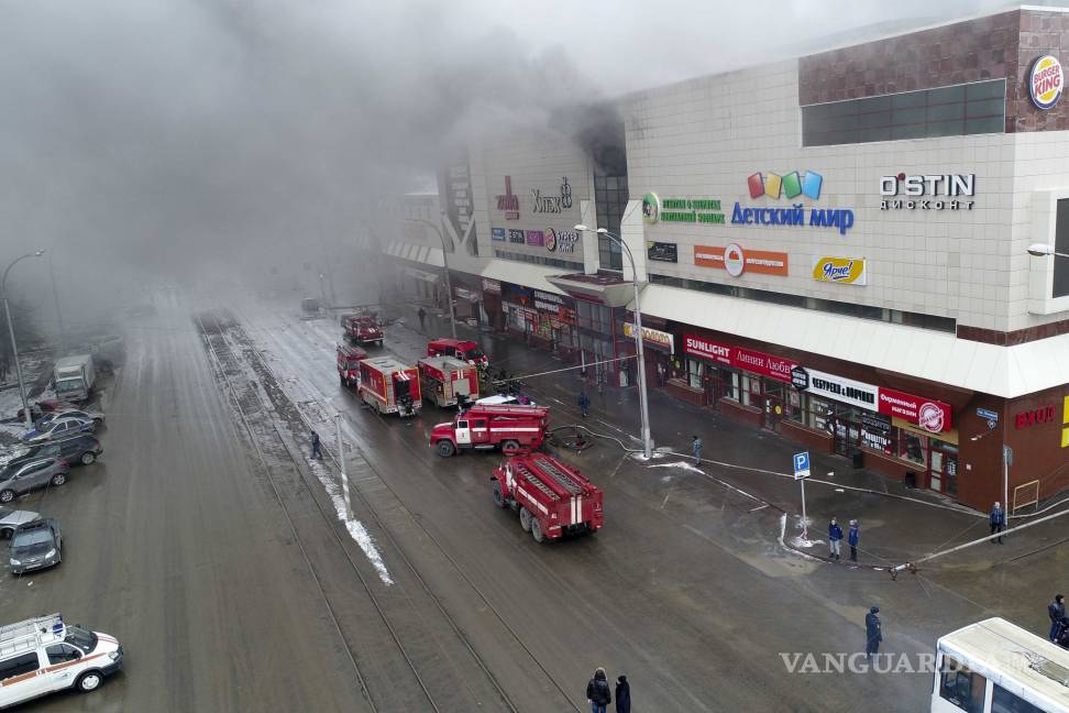 $!Suman 64 muertos por incendio en centro comercial de Siberia