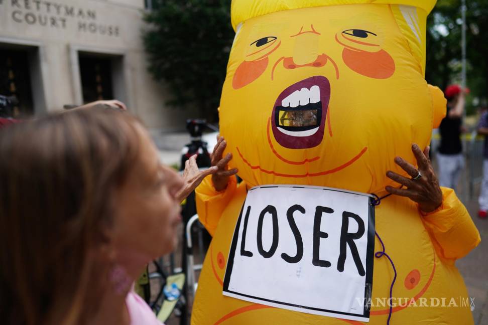 $!Un manifestante con un disfraz inflable en Washington, DC.