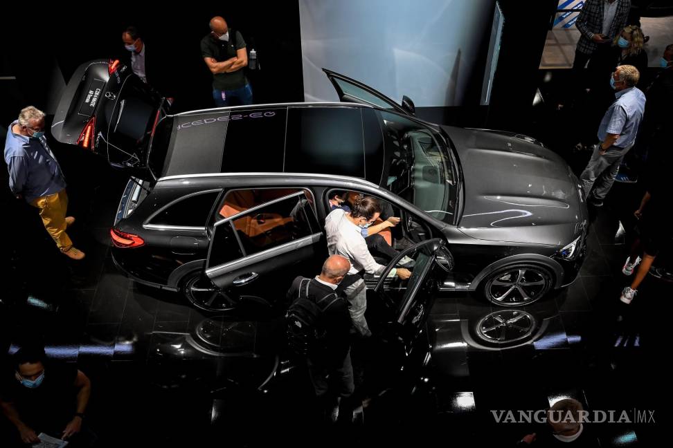 $!Los visitantes miran una limusina Mercedes-Benz EQ en exhibición en el Salón Internacional del Automóvil IAA en Munich, Alemania. EFE/EPA/Sascha Stenbach