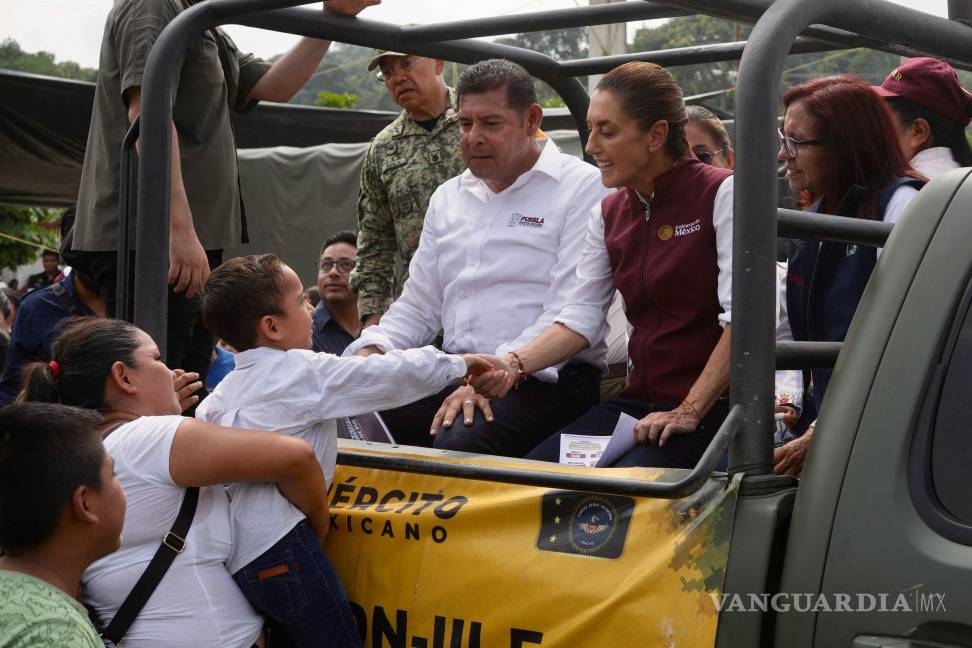 $!Desde que se reportaron las afectaciones por las lluvias, Sheinbaum ha visitado en varias ocasiones las zonas afectadas.