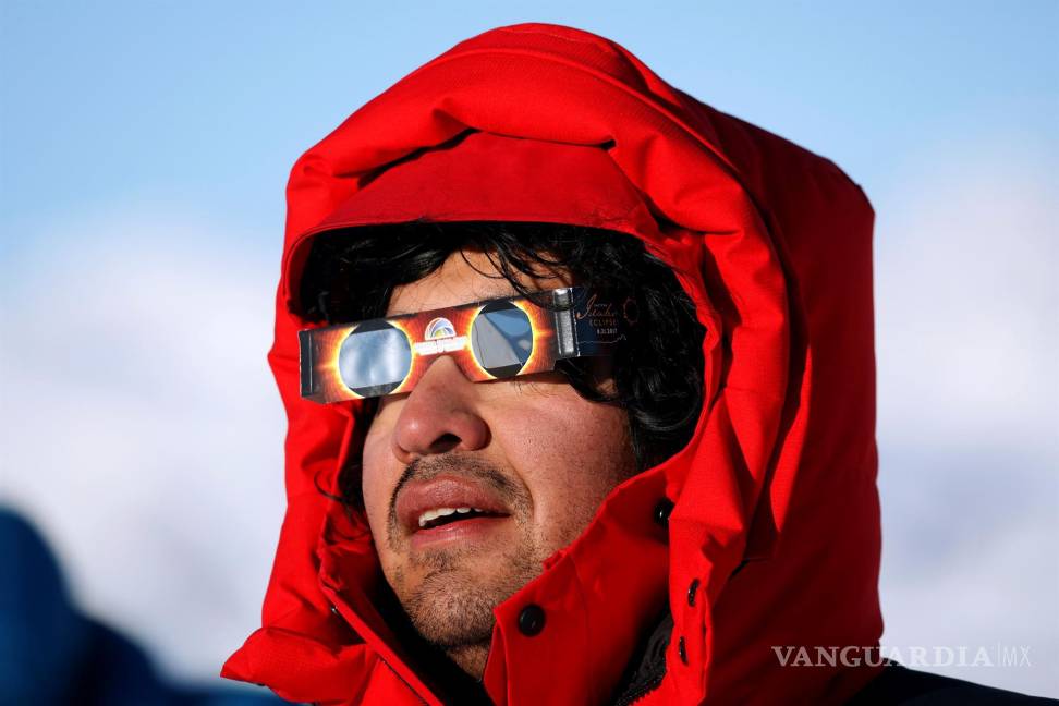 $!Un hombre observa el eclipse solar total desde la Estación Polar Científica Conjunta Glaciar Unión, en el territorio de la Antártida chilena. EFE/Felipe Truba/Imagen Chile