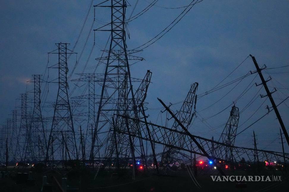 $!Las líneas de transmisión eléctrica están caídas cerca de Grand Parkway y West Road después de una tormenta en Cypress, Texas.