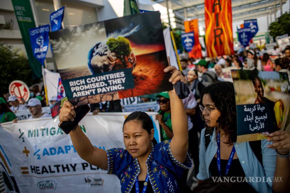$!Activistas participan en la protesta denominada Marcha Global por la Justicia Climática y el Alto el Fuego Ahora en Expo City Dubai.