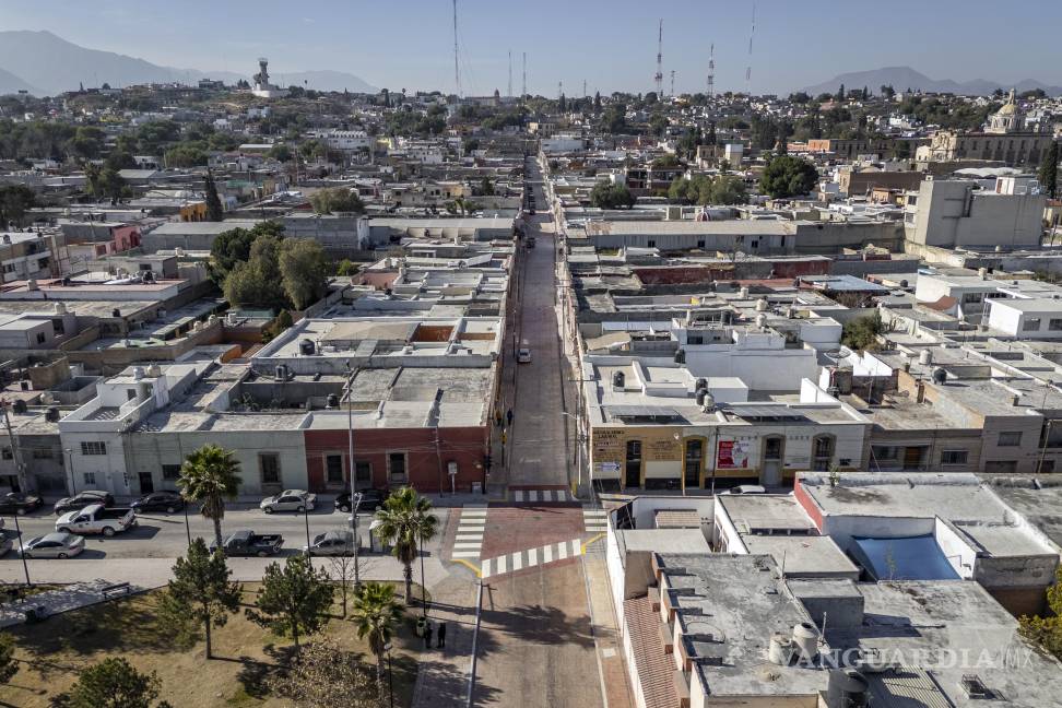 $!Las vecinas comentaron que el retraso en el restablecimiento del servicio de agua es una situación que afecta a varias familias de la calle General Cepeda desde hace semanas.