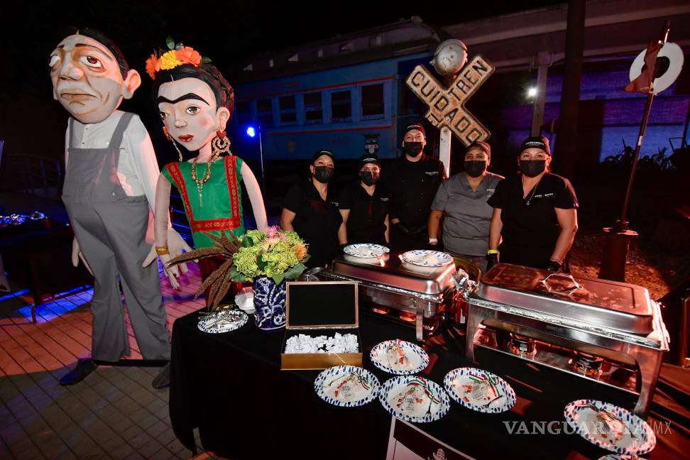 $!Aprovechando la temporada, en esta noche de Vive tu Centro se sirvieron chiles en nogada.