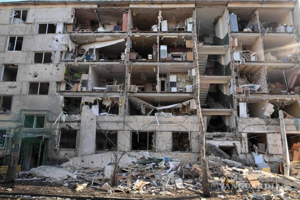 $!Un edificio residencial multifamiliar destruido durante un bombardeo en Kharkiv, Ucrania. EFE/EPA/Andrzej Lange