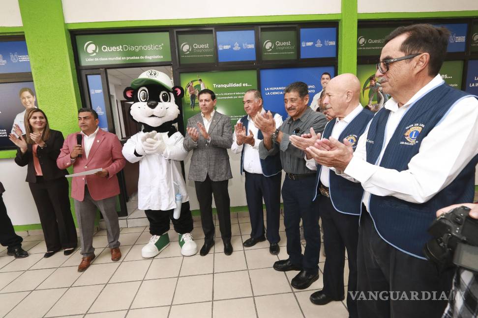 $!Autoridades de la UAdeC y representantes de Quest Diagnostics y el Club de Leones durante la inauguración del Laboratorio de Análisis Clínicos y Moleculares.