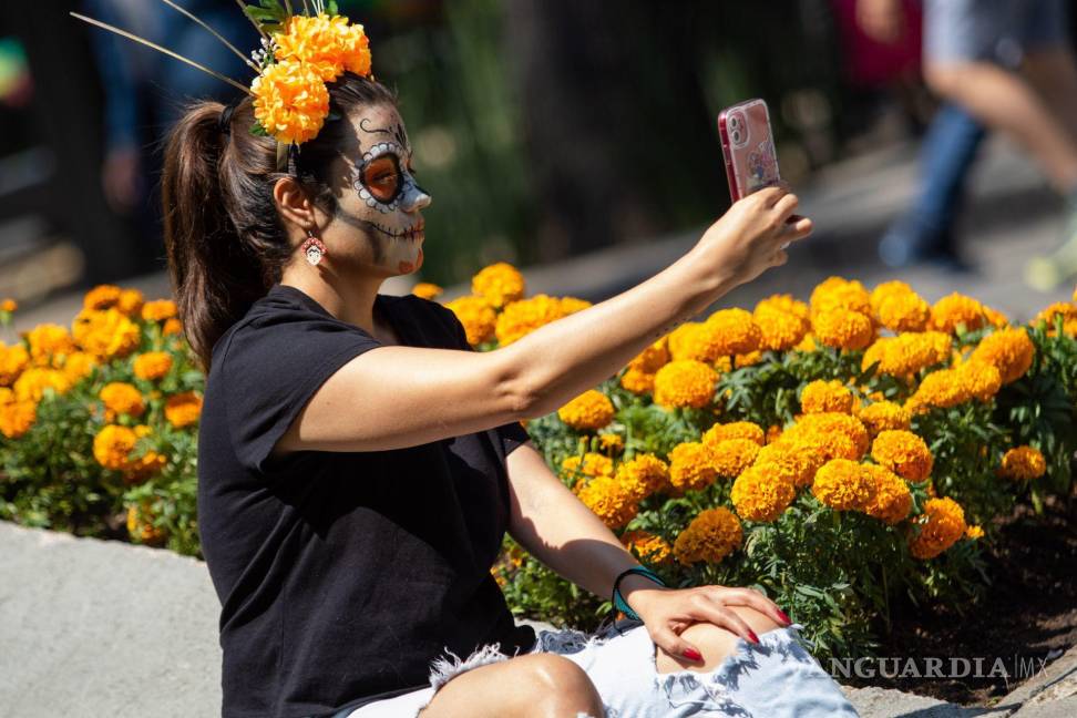 $!Personas se maquillaron de catrines y catrinas en puestos instalados en avenida Reforma para participar en la tarde en la Mega Procesión de Catrinas 2022.