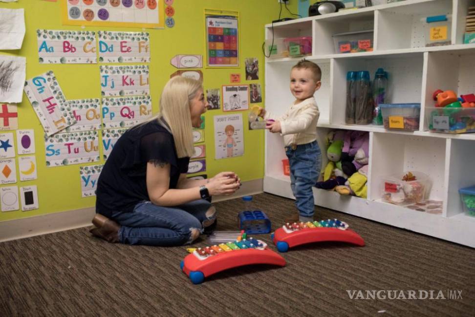 $!Tammy Cunningham juega con su hijo, Calum, en una guardería en Kokomo, Indiana.