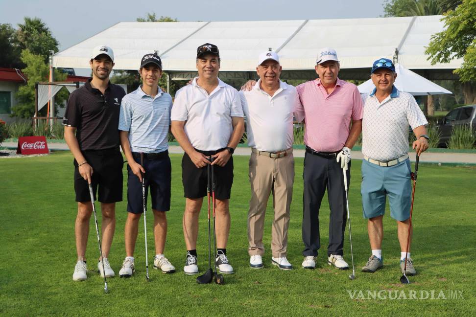 $!Golfistas listos en el Club Campestre de Saltillo para el escopetazo de salida del torneo rotario.