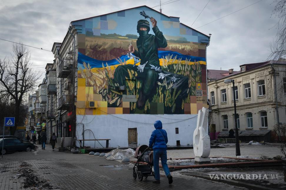 $!Un mural del soldado Roman Holomba, de 19 años, que derribó siete aviones de combate rusos y un misil con un sistema portátil de defensa antiaérea Igla.
