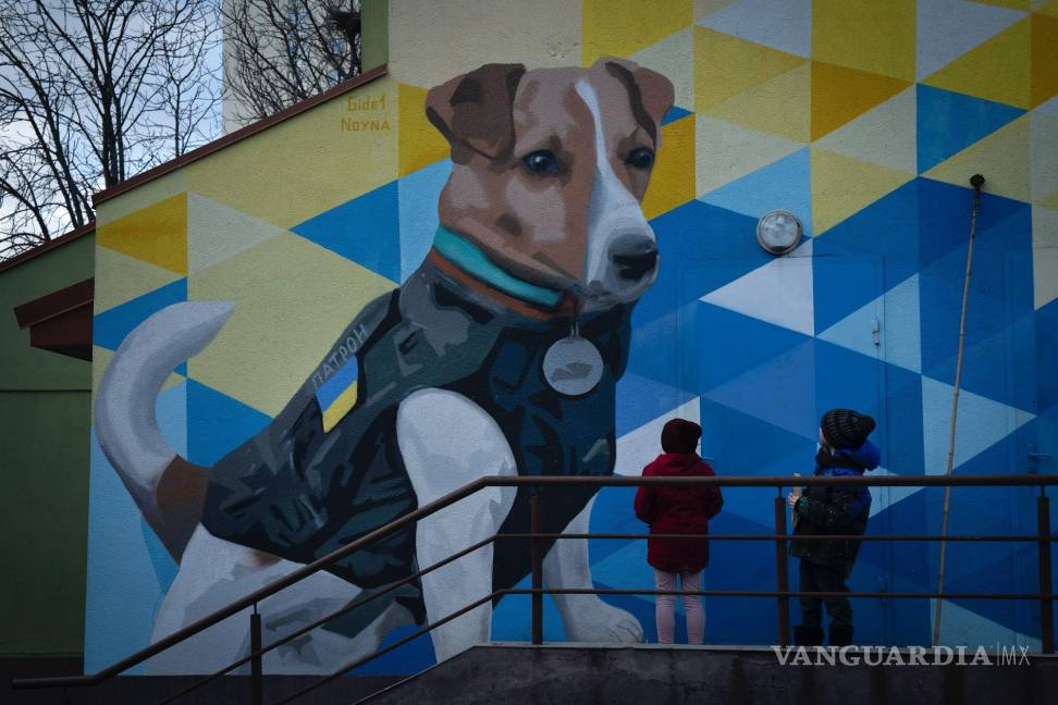 $!02/02/2024. Un mural con la imagen de un terrier llamado Patron, un perro de rastreo que es la mascota del Servicio de Emergencias de Ucrania, en Kiev, Ucrania.
