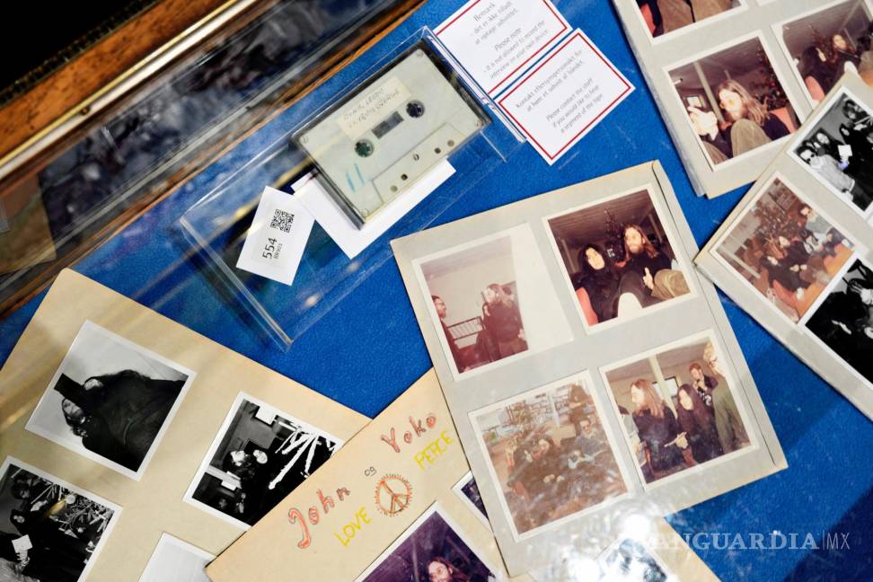 $!Un casete con la grabación de las entrevistas de cuatro escolares daneses con John Lennon y Yoko Ono durante la estancia invernal de la famosa pareja en Thy, en Jutlandia, Dinamarca, en 1970, se subastará en la casa de subastas Bruun Rasmussen de Copenhague, Dinamarca. EFE/EPA/Philip Davali
