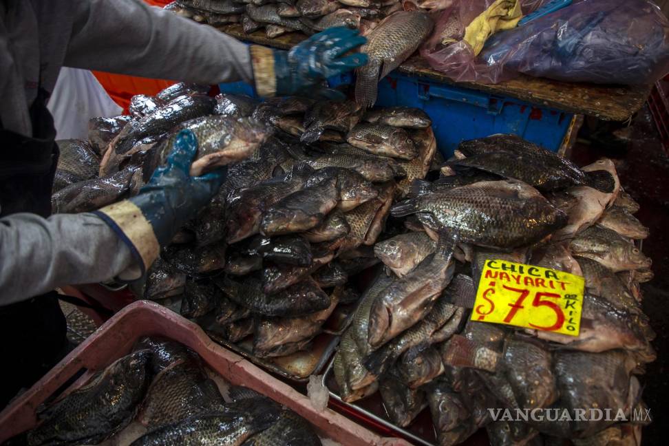 $!Vendedores de pescado ofrecen sus productos en el mercado de pescados y mariscos La Viga, en Ciudad de México.