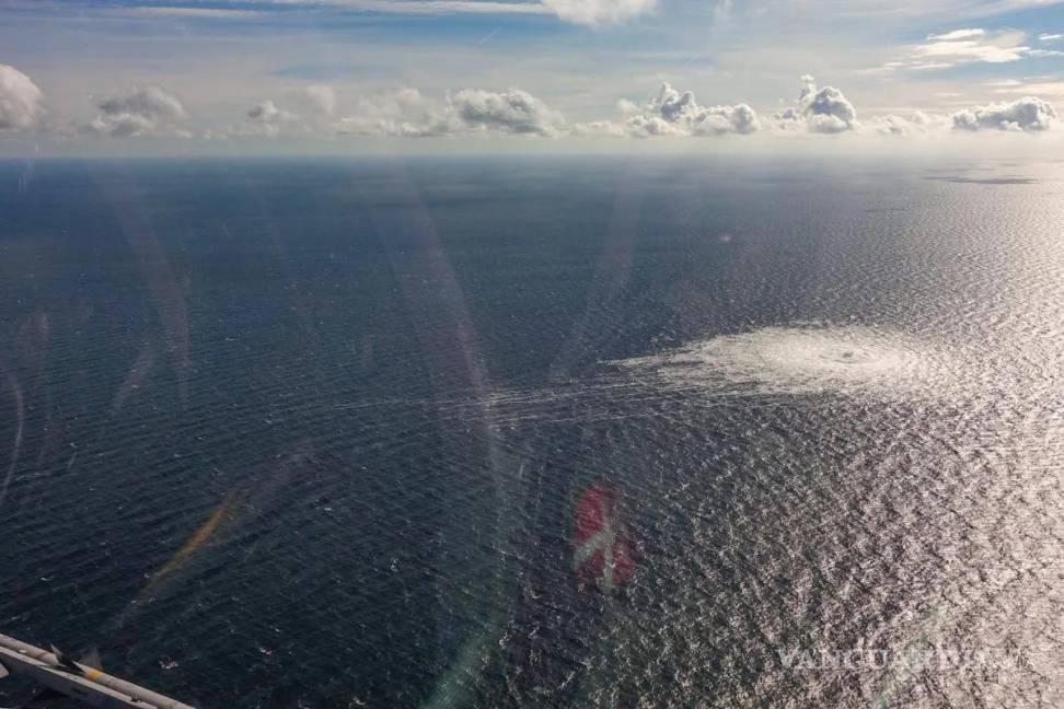 $!Imagen captada desde un avión F-16 danés que muestra una fuga del gasoducto Nord Stream 2 frente a las costas de Bornholm, en el Mar Báltico.