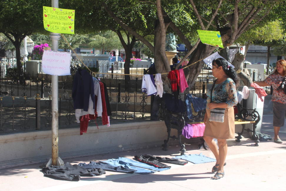 $!“Si lo necesitas, toma uno”, estudiantes de Torreón dejan prendas y comida para los más necesitados