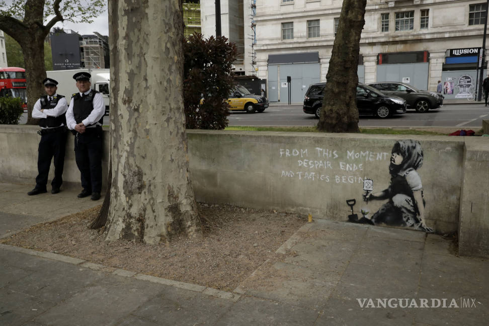 $!Revisan posible Banksy surgido tras protestas de Londres