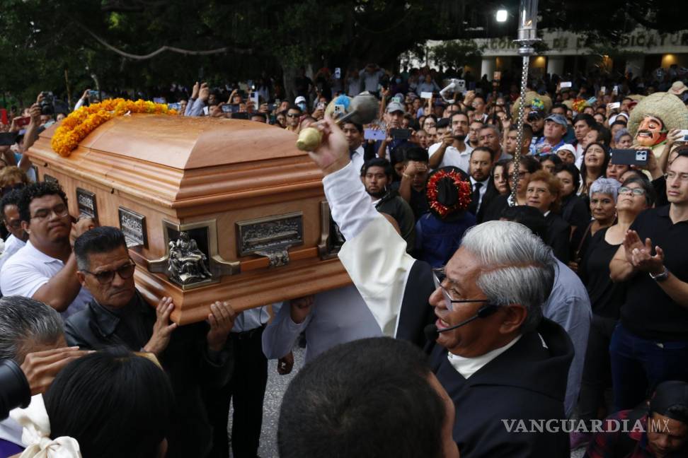 $!CHILPANCINGO, GUERRERO, 07OCTUBRE2024.- Miles de personas se despidieron durante el cortejo fúnebre del alcalde de Chilpancingo, Alejandro Arcos Catalán, quien fue asesinado la tarde del día domingo en la capital del estado de Guerrero. FOTO: DASSAEV TÉLLEZ /CUARTOSCURO.COM