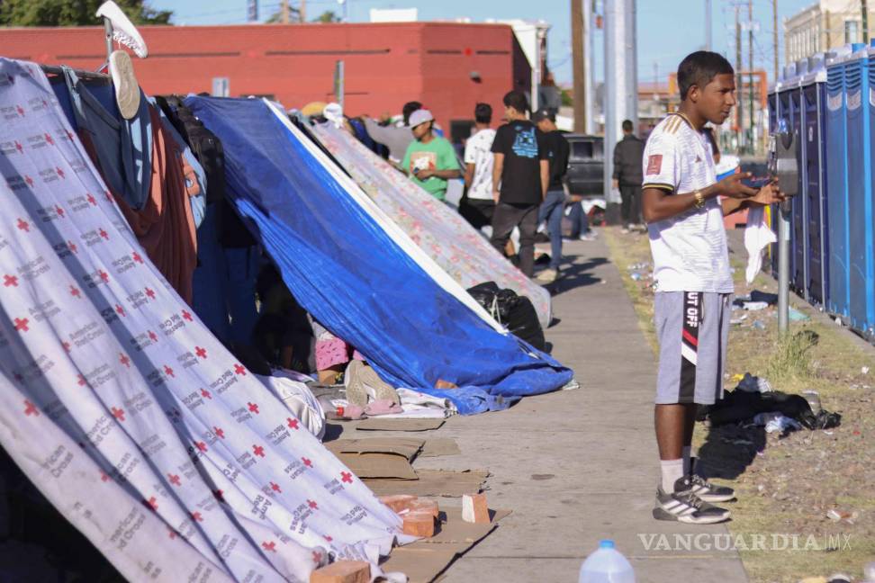 $!Migrantes acampan el lunes 8 de mayo de 2023 en las afueras de la Iglesia de Sagrado Corazón de Jesús, en El Paso.