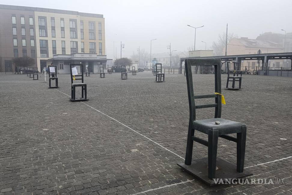 $!Plaza de los Héroes del Gueto, en Cracovia , Polonia, con varias filas de sillas metálicas como instalación artística que simboliza el saqueo de las casas de judíos.