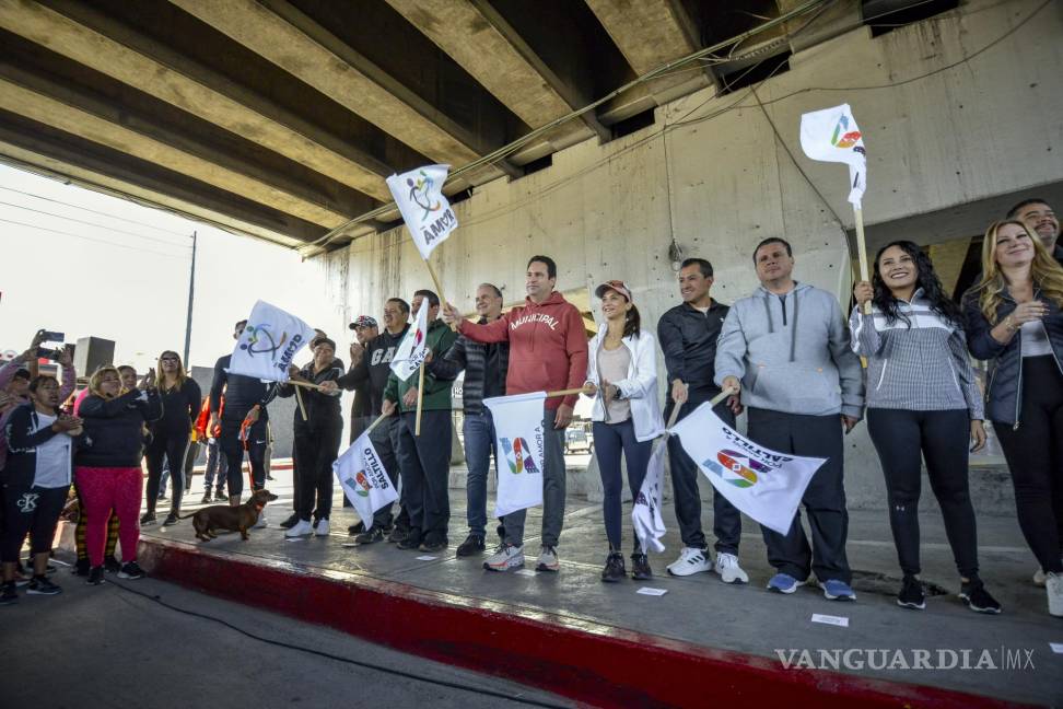 $!El presidente municipal, Javier Díaz González, dio inicio a la ruta recreativa en el cruce del bulevar Venustiano Carranza con el Periférico Luis Echeverría.